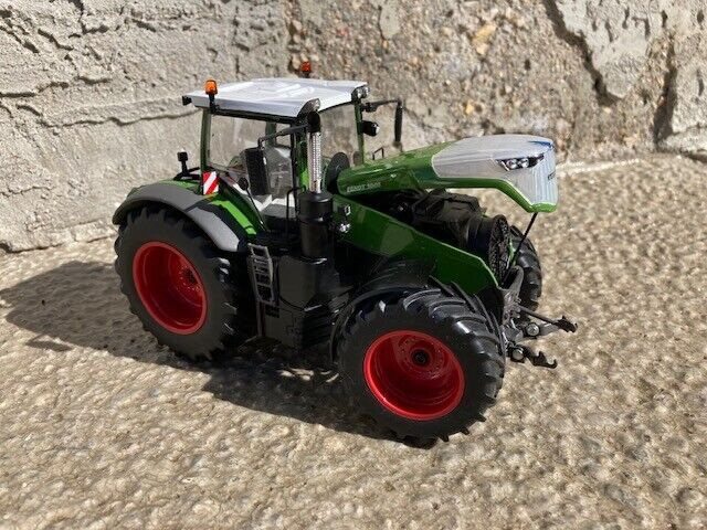 1/32 FENDT 1046 Farm Toy Tractor in Toys & Games in Regina - Image 2
