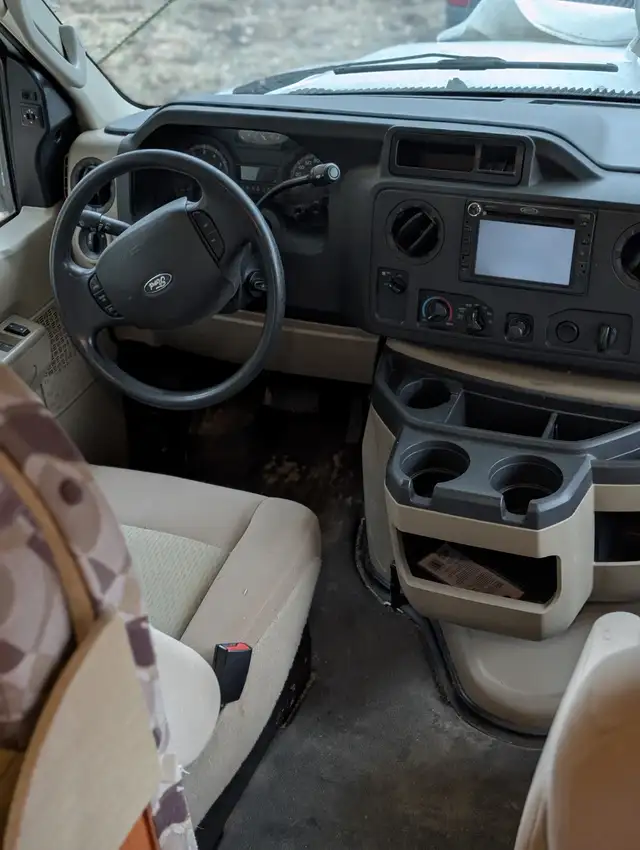 2012 Ford Adventurer 23' motorhome with 350 hp, very clean! in RVs & Motorhomes in Nelson - Image 7