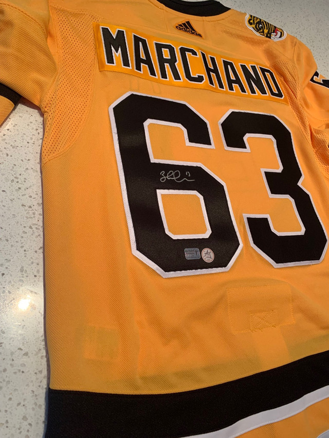  Brad Marchand Signed Reverse Retro 1.0 Jersey Adidas 52 in Hockey in Longueuil / South Shore - Image 4