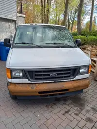 camion FORD E150 2004 pour metal