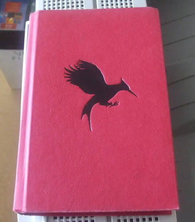 Catching Fire of Suzanne Collins Hard cover and in english in Fiction in Québec City - Image 2
