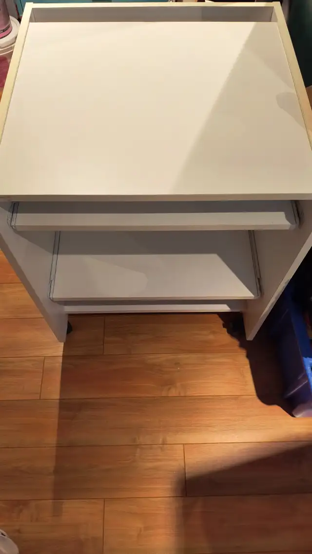 Meuble sur roulettes en mélamine avec 2 tablettes in Desks in City of Montréal - Image 3