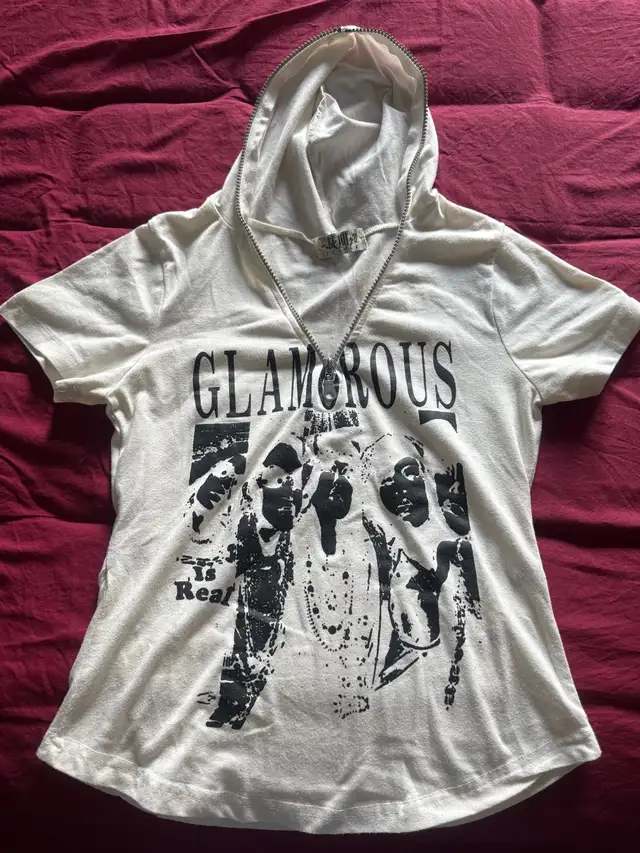 girl’s short sleeve hoodie  in Kids & Youth in Markham / York Region - Image 2