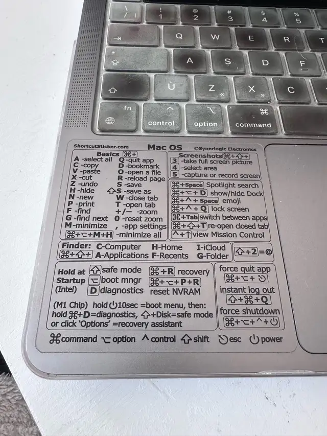 MacBook Pro 13 pouces M1 (2020) in Laptops in Laval / North Shore - Image 3