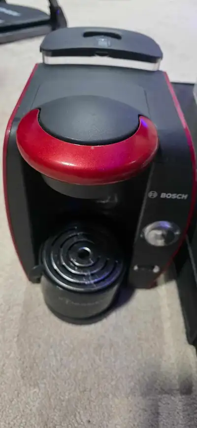 Brew your perfect cup with this used Bosch Tassimo coffee maker, complete with a variety of T-discs...