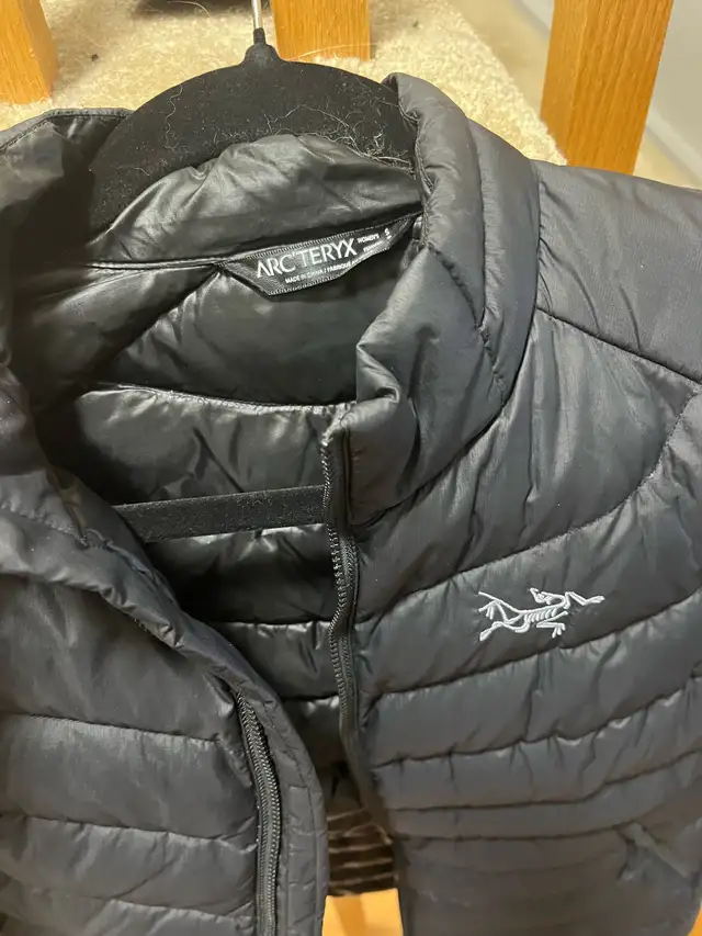 Women’s medium arcteryx down jacket  in Women's - Tops & Outerwear in City of Toronto - Image 3