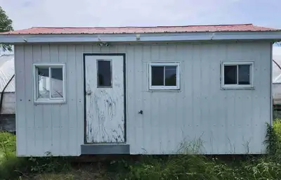 Mini maison de fabrication très robuste. Très bien isolée, 4 saisons. Aménagée pour un maximum de co...