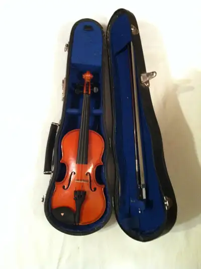A nice, vintage 1/4 (17.5 inches) violin. This violin is an excellent piece to start for a child bet...