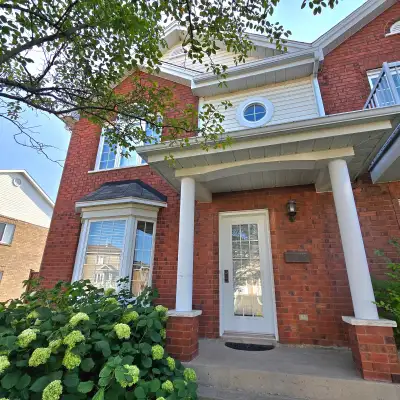 Maison de ville à louer - Drummondville. - 2 chambres fermées avec grand garde-robe et walk-in. - Sa...