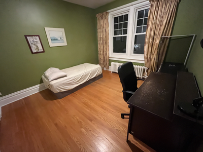 A bedroom for rent with all utilities included (water, heat, electricity, and internet), room availa...