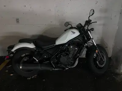2021 blanc très bonne condition entretien 12000km fait crash bars + banc passager tj été dans un gar...