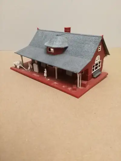 Plastic model. 1:87 scale. Footprint 19cm x 13cm. Please view my other kijiji listings for great mod...