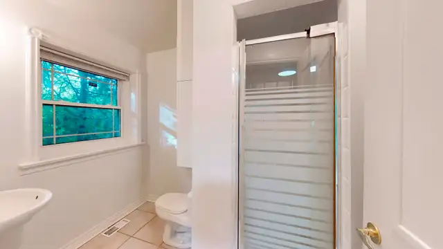 NORTH YORK BAYVIEW YORKMILLS  HOUSE 3 ROOM +2 BATH + PARKING in Short Term Rentals in City of Toronto - Image 10