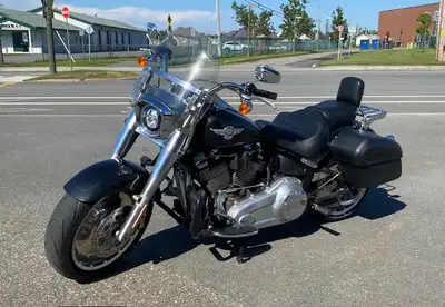 2018 Harley Davidson ST-Fatboy 114, Manuelle à 6 vitesses, 36240 km., entièrement mat noire, comme n...