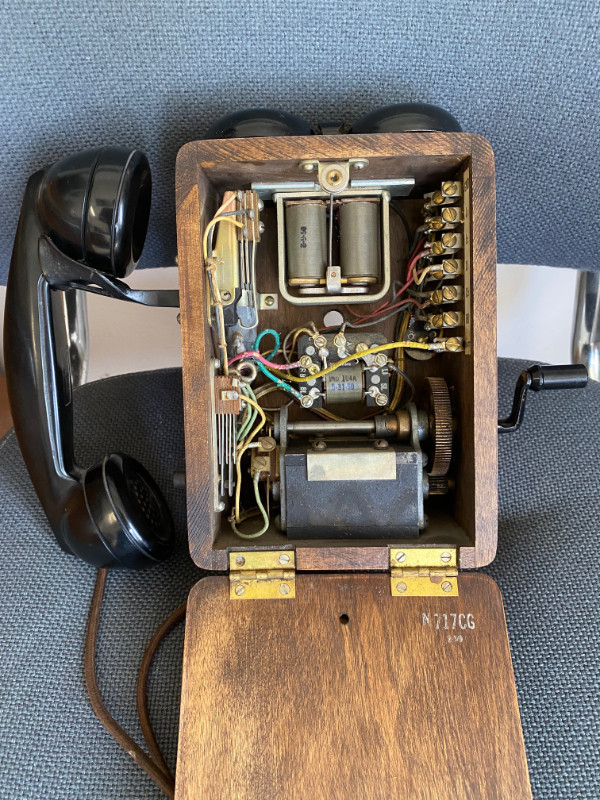 Northern Electric Model 717 Antique Wood Wall Phone in Arts & Collectibles in Winnipeg - Image 3