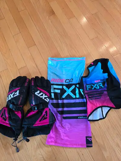 Gants de marque fxr grandeur small et cache cou o/s , baclava grandeur small jamais porter il son ne...