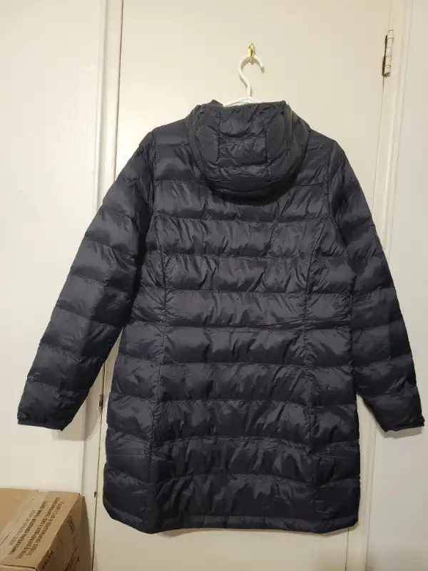 New Amazon Essentials Women Lightweight Hooded Puffer Jacket in Women's - Tops & Outerwear in City of Toronto - Image 4