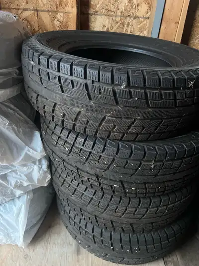 Upgrade your vehicle with these used Yokohama iceGUARD iG51v tires, sized 215/70R16, designed to pro...