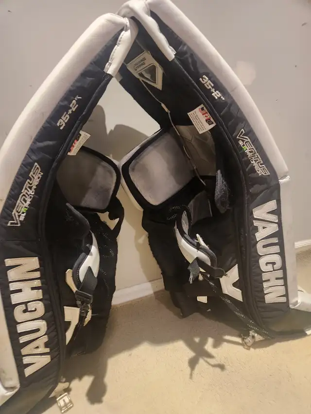 35" + 2 Vaughn Ventus SLR Pro Carbon Goalie Leg Pads (Used) in Hockey in Markham / York Region - Image 8