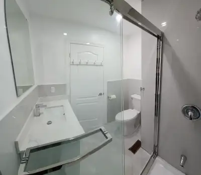 2 Bedroom, 2 Washroom Unit (Queen and Bathurst)