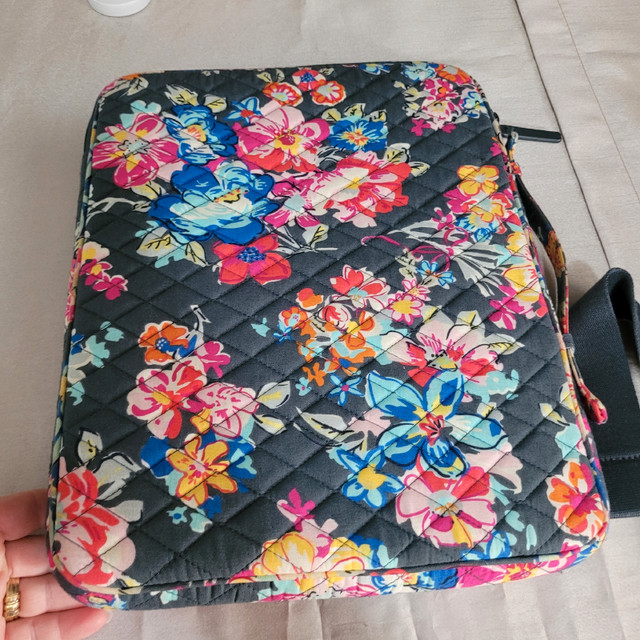 Beautiful Vera Bradley Quilted Zippered Laptop Tablet Books etc. in Laptops in Markham / York Region - Image 4