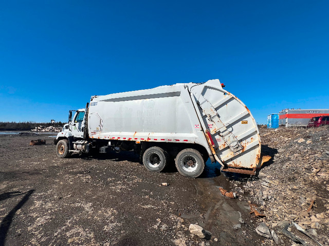 2013 freightliner SD108 garbage packer in Heavy Trucks in Pembroke - Image 3