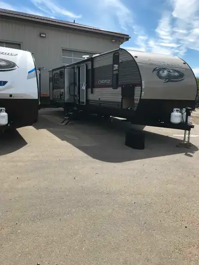 2018 Forest River Cherokee 304BH Spacious and family-friendly travel trailer. Specs Dry Weight: 8,68...