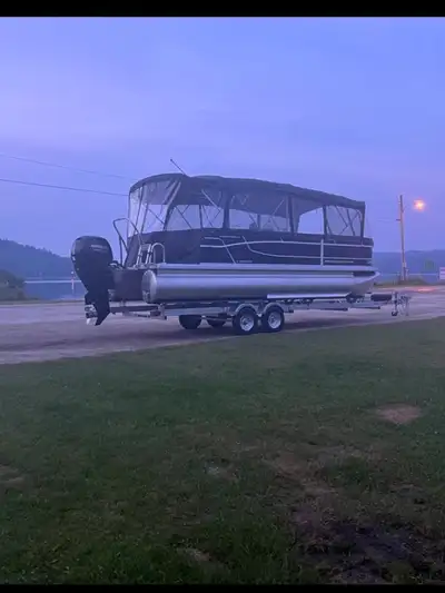 Ponton 2023 sportfisher 23 pieds , 150 mercury , remorque double essieux, le tout comme neuf, tres p...