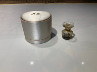 Superbe miniature de parfum “ Odalisque” dans un écrin de satin.
