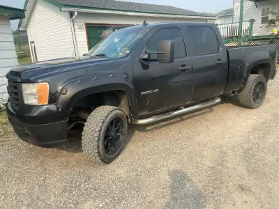 For sale 2010 GMC 2500 HD crew cab short box 4 x 4 with air-conditioning 327,000 km four-wheel-drive...