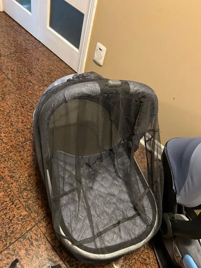 Uppababy Vista stroller set . Clean as new  in Strollers, Carriers & Car Seats in Markham / York Region - Image 8