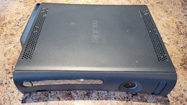 Xbox 360 Video Game System with Original Box in XBOX 360 in Hamilton - Image 2