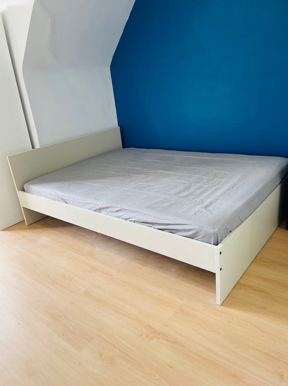 Downtown College&Ossington 1studio on third floor available NOV1 3