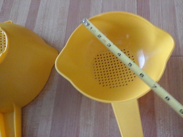 Tupperware Colanders/Strainers in Kitchen & Dining Wares in Oshawa / Durham Region - Image 3