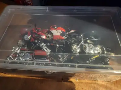 Lot de voiture a vendre 1:18 , beaucoup dans leur boite d'origine. Plus de 50 autos & F1 . Plusieurs...