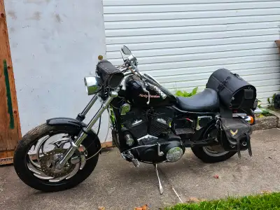 Moto harley-Davidson 883 à vendre . Doit passer à l'inspection. Elle est à vendre cause de santé Pri...