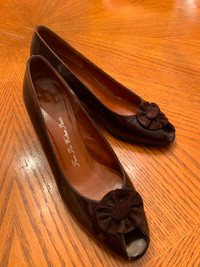 9.5 Beautiful Thomas Wallace brown patent leather pumps with bow