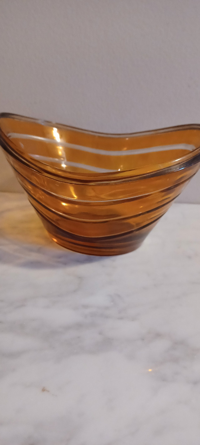 Teleflora Gift Candy Dish Bowl Hand-blown Lead Crystal 8"Wx4"H in Arts & Collectibles in Calgary - Image 2