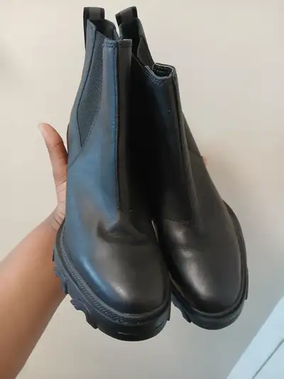 Sorel woman boots size 7.5, View more