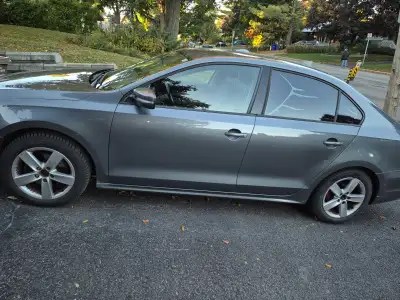 La voiture est en bonne état. Mais comme toutes les voitures vieilles de plus de dix ans, elle néces...
