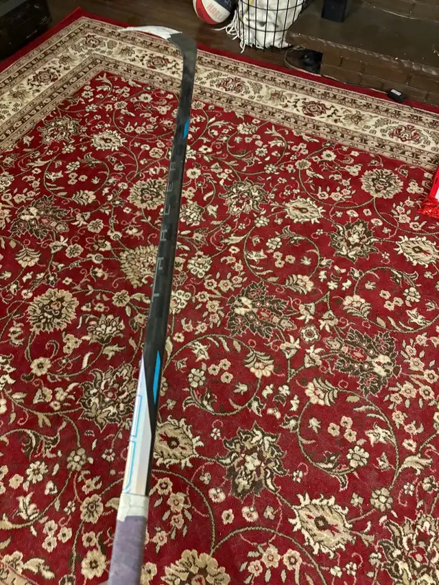 Bauer Tracer P92 55 flex intermediate hockey stick in Hockey in North Bay - Image 3
