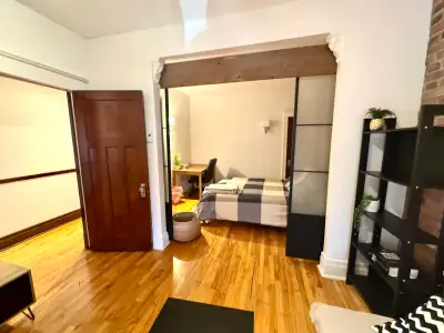 Immense 4 1/2 de 5 pièces avec boiserie d'époque rénové a neuf ! 5 minutes du centre-ville ! Ce loge...