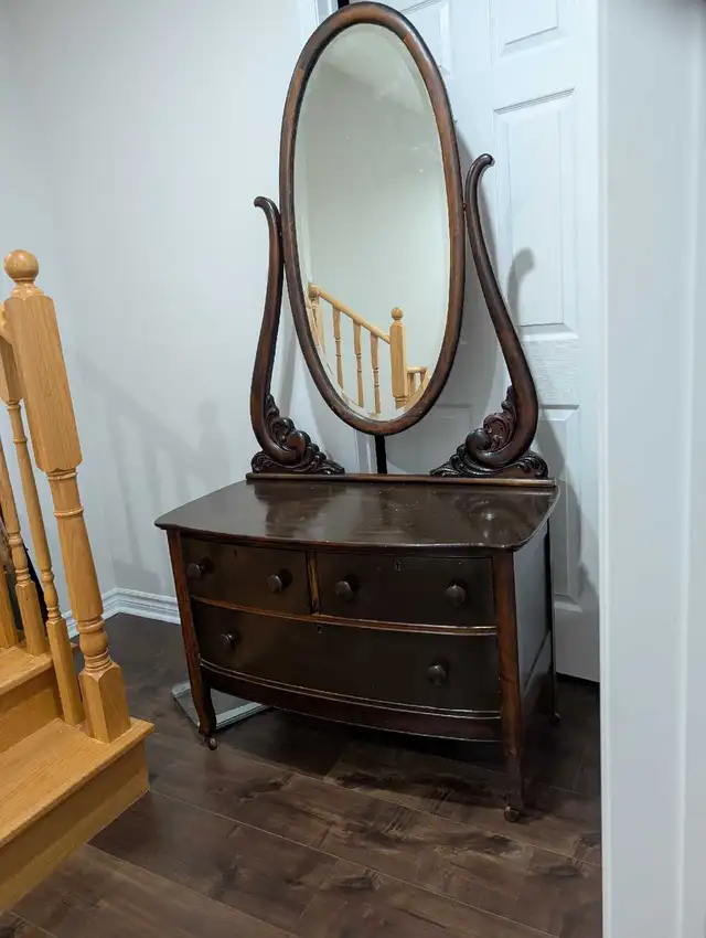 ANTIQUE/VINTAGE DRESSER WITH OVAL MIRROR in Dressers & Wardrobes in Oshawa / Durham Region - Image 5