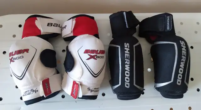 HOCKEY EQUIPMENT KIDS YOUTH SKATES size 3 PADS BAG PANTS KIT in Hockey in City of Toronto - Image 6