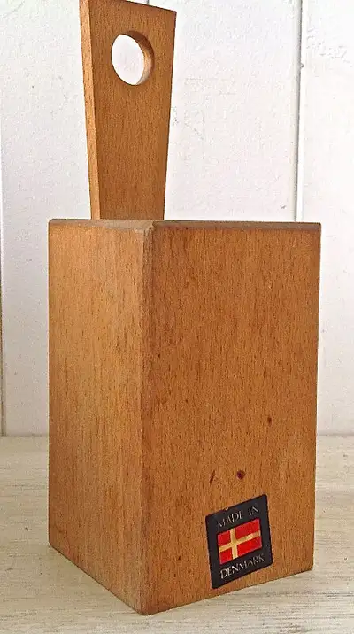 Antiquité. Collection. Porte allumettes à foyer, en bois. Danemark. Dimensions: 3 po x 3 po x 5 po....