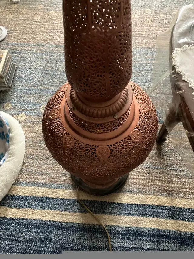 Brass floor lamp in Other in Kitchener / Waterloo - Image 3