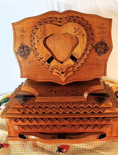 VINTAGE COLLECTIBLE FOLK /TRAMP ART DRESSER/KEEPSAKE BOX, View more