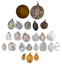 Antiquité. Collection Art religieux. Lot de 24 médailles L
