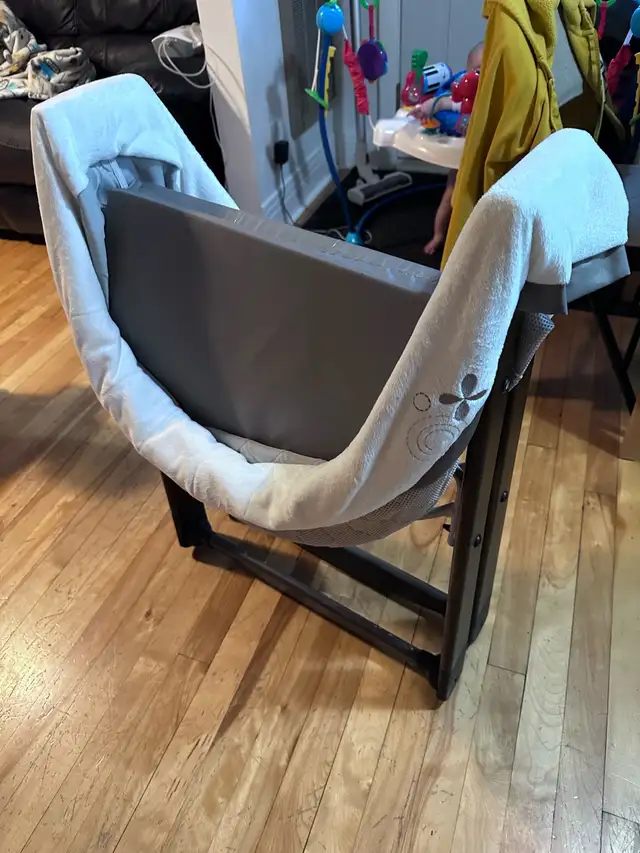 Wood Bassinet in Cribs in City of Montréal - Image 8