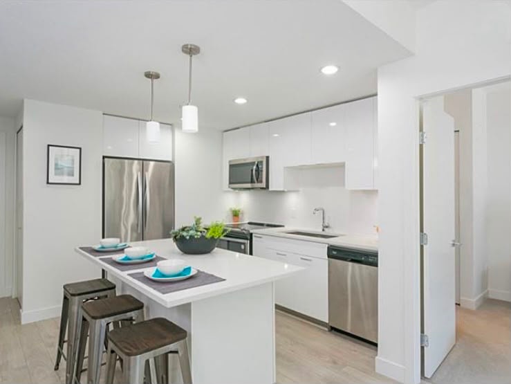 Bright 2 Bed + 2 Bath - Parking, Locker, Heat & Hot Water Incl. 2
